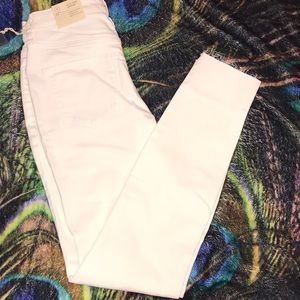 Distressed Universal Thread High Rise Jegging